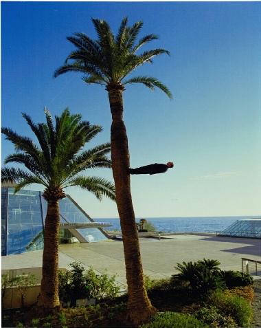 Philippe Ramette, Promenade irrationnelle, 2003. Photographie couleur 150x120 cm Production du Grimaldi Forum, Monaco Collection NMNM © ADAGP, Paris, 2012