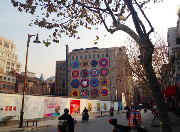 Bharti Kher, Target Queen, 2014. PVC, aluminium, 18 x 18 m (dimensions overall). North Façade of the Museum. Courtesy the artist.