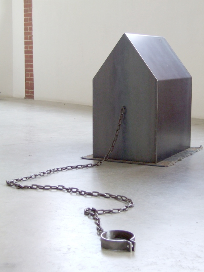 Céline Cadaureille, Maison Boulet, 2013, 60 x 40 x 70 cm et chaîne de 180 cm, Plaques en fer soudées et chaîne