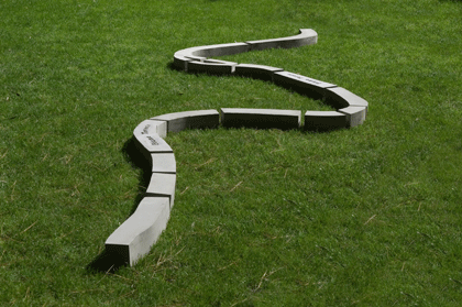Jorge Macchi: Tevere, 2006. Béton, 10 x 500 x 70 cm. Courtoisie GALLERIA CONTINUA, San Gimignano, Beijing, Le Moulin. Photo Ela Bialkowska
