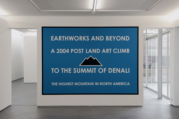 Hamish Fulton, Earthworks and beyond, Denali, 2004. Texte vinyl, peinture acrylique, dimensions variables