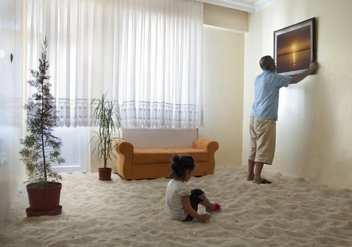 Cengiz Tekin, Sand, 2012. Alu-Dibon print, 70 x 100 cm. Courtesy of Zilberman Gallery. 