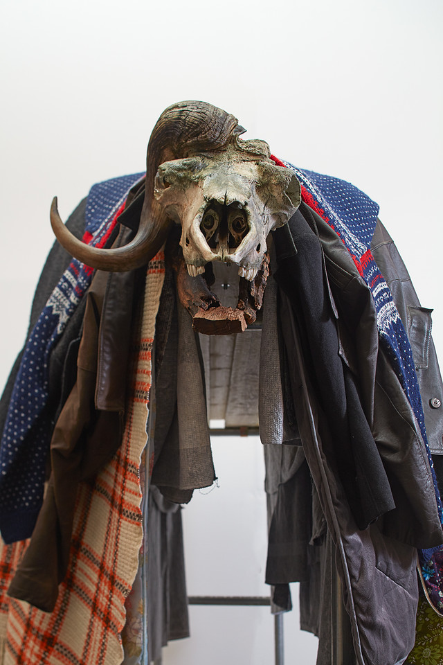 Jimmie Durham, Musk Ox, 2017.  Musk ox skull, Murano glass, wood, steel scaffolding, diverse textile (cotton, leather, wool), 328 x 123 x 190 cm.  Courtesy of the artist.  Photo: Nick Ash. 
